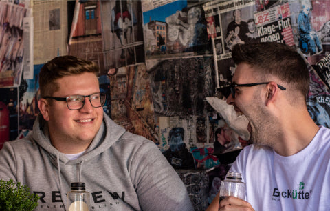 Nils et Malte avec des produits Blockhütte